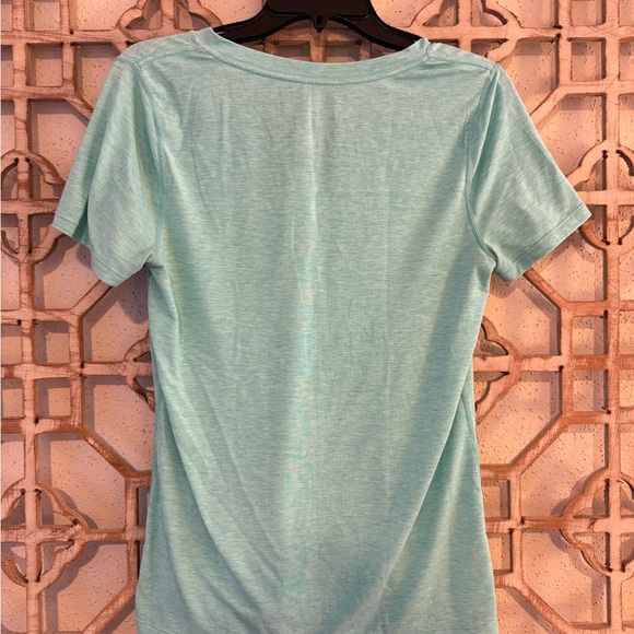 Four GAP Fit Breathe V Neck Shirts - Picture 5 of 9